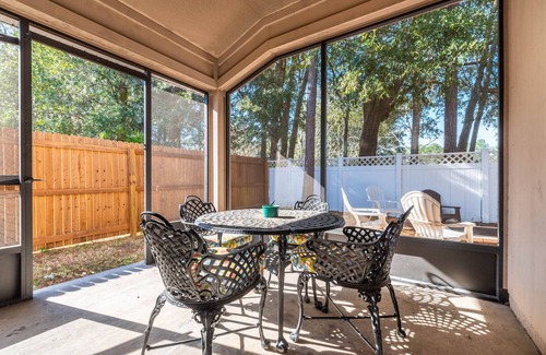 Northside House | Spacious 4-Bed Oasis with Patio & Games in Quiet Area