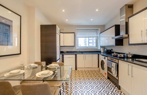 St. Johns Wood Apartment | Spacious 4 Bed Penthouse by Regent`s Park