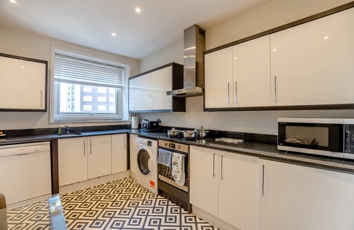 St. Johns Wood Apartment | Spacious 4 Bed Penthouse by Regent`s Park