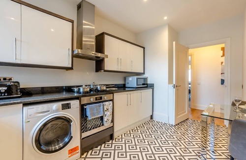 St. Johns Wood Apartment | Spacious 4 Bed Penthouse by Regent`s Park