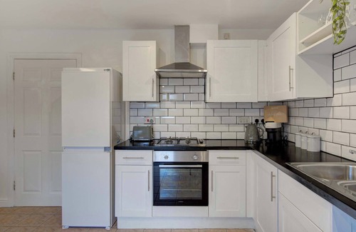 Whitestake House | Spacious 4 Bed Preston Home with Garden & Parking