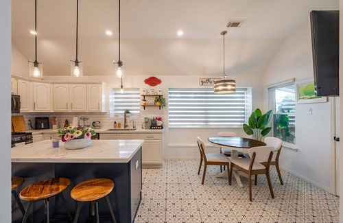 Pearland House | Spacious 4 bed room House Charming Pearland Retreat Family Friendly