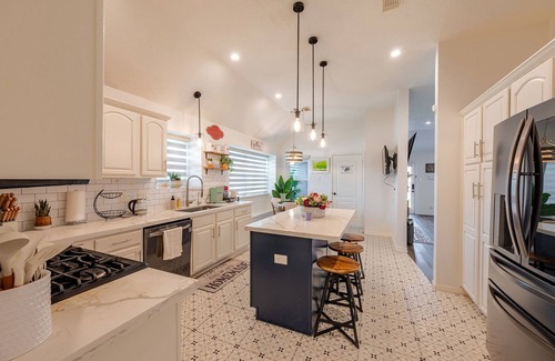 Pearland House | Spacious 4 bed room House Charming Pearland Retreat Family Friendly