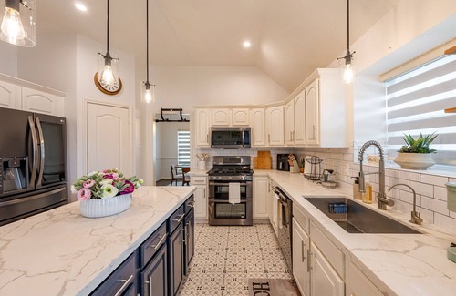 Pearland House | Spacious 4 bed room House Charming Pearland Retreat Family Friendly