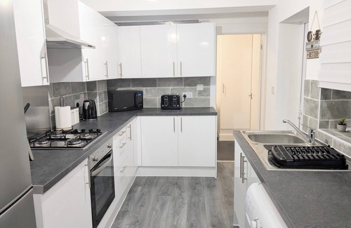 Colchester Apartment | Spacious 4 Bed/Sleeps 8