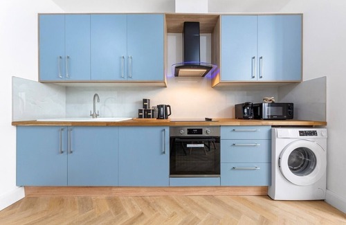 Marlborough Apartment | Spacious 4 bed, sleeps 8, good transport link