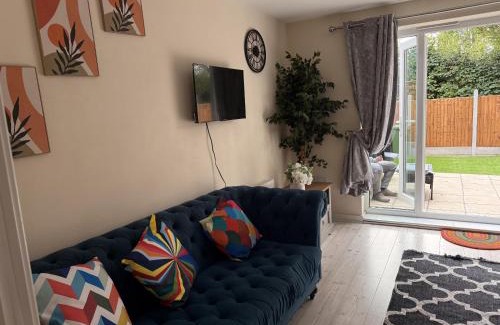 Eaton Socon House | Spacious 4 bed Townhouse, near town centre and riverside in StNeots