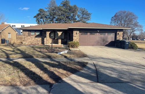 Sterling Heights House | Spacious 4 bedroom 7 beds house with AC, WiFi in welcoming Sterling Heights