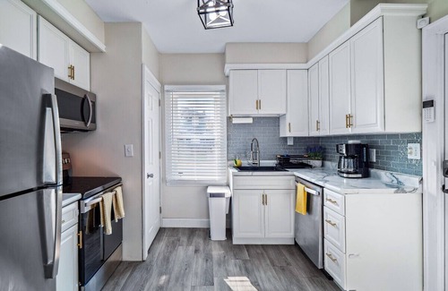 Cuyahoga Falls Apartment | Spacious 4 Bedroom Sleeps 10 W/Sauna and Hot Tub