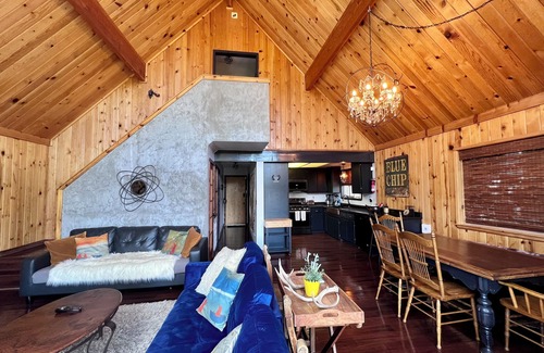 Meadow Bay Ski Chalet | Spacious 4-bedroom chalet in beautiful Lake Arrowhead with WiFi