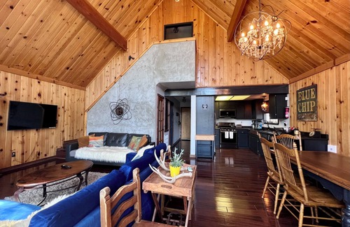 Meadow Bay Ski Chalet | Spacious 4-bedroom chalet in beautiful Lake Arrowhead with WiFi