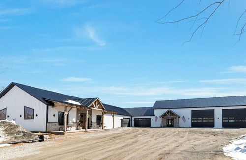 Little Suamico House | Spacious 4+bedroom with Full Bar/Party Room 20 Minutes from Lambeau Feild