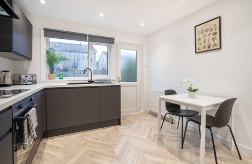 Livingston House | Spacious 4 bedroom home