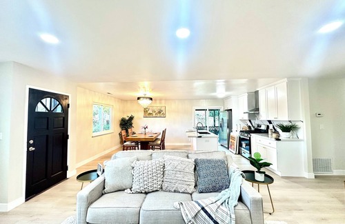 Shoreline West House | Spacious 4-bedroom house in cool Mountain View with WiFi