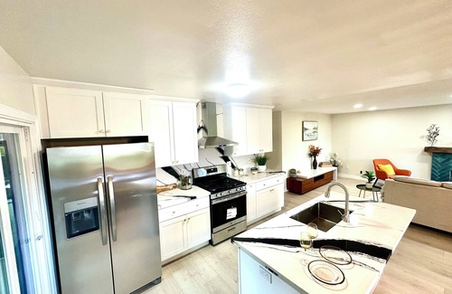 Shoreline West House | Spacious 4-bedroom house in cool Mountain View with WiFi