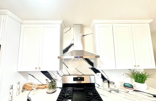 Shoreline West House | Spacious 4-bedroom house in cool Mountain View with WiFi