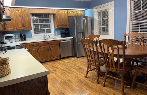 Hestand House | Spacious 4-bedroom and 2-bath house with HVAC and Wi-Fi in Tompkinsville, KY.
