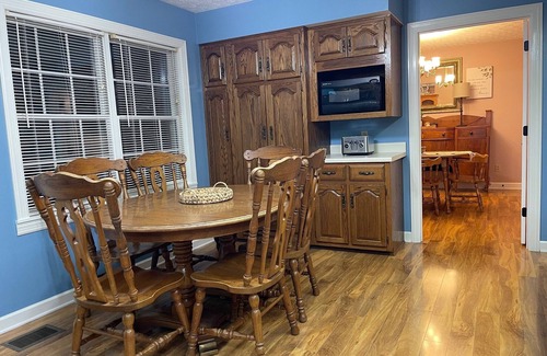 Hestand House | Spacious 4-bedroom and 2-bath house with HVAC and Wi-Fi in Tompkinsville, KY.