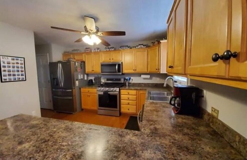 Forest House | Spacious 4 Bedroom 2.5 Bath Home, great location!