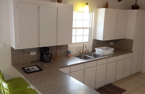 Spanish Wells House | Spacious 4 Bedroom 2 Bath Villa, Sea View 2 minute walk to beach, Kayak Included
