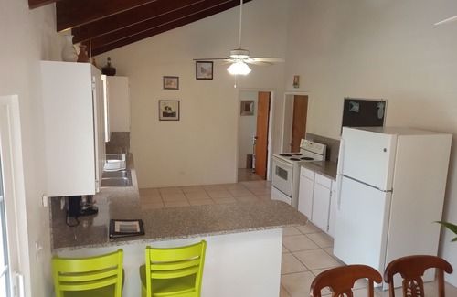 Spanish Wells House | Spacious 4 Bedroom 2 Bath Villa, Sea View 2 minute walk to beach, Kayak Included