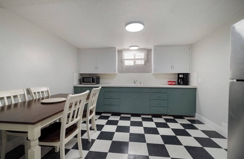 Maeser House | Spacious 4-bedroom 2 King beds, fast WiFi, fire pit. 2 kitchens, and games.