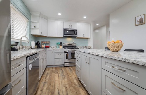 Maeser House | Spacious 4-bedroom 2 King beds, fast WiFi, fire pit. 2 kitchens, and games.