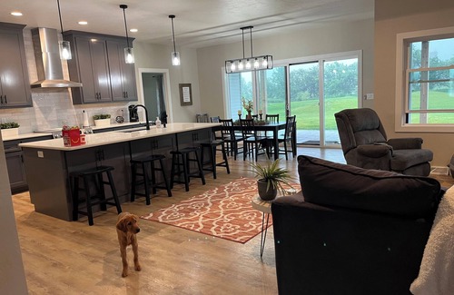 Forest Junction House | Spacious 4-bedroom/4 bath house with WiFi and AC in Kaukauna.