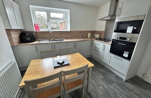 Derby House | Spacious 4-Bedroom, 4-Bathroom Retreat in Derby – Perfect for Professionals!