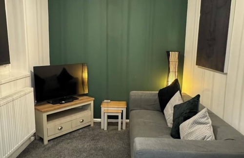 Derby House | Spacious 4-Bedroom, 4-Bathroom Retreat in Derby – Perfect for Professionals!