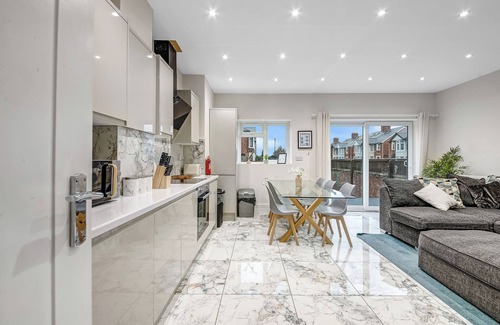 Cowley House | Spacious 4-bedroom 4-bathroom house - free parking & great 24-7 transport links