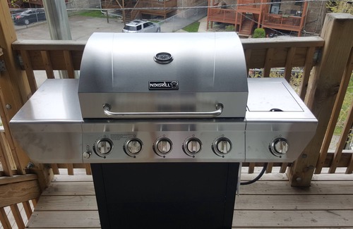 North Kenwood Apartment | Spacious 4 Bedroom (5 queen beds) 2 Bath in the kenwood neighborhood