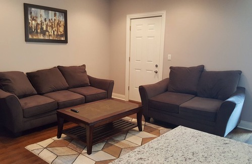 North Kenwood Apartment | Spacious 4 Bedroom (5 queen beds) 2 Bath in the kenwood neighborhood