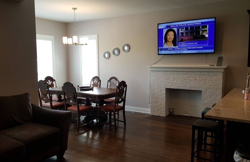 North Kenwood Apartment | Spacious 4 Bedroom (5 queen beds) 2 Bath in the kenwood neighborhood