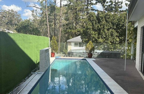 Kenmore House | Spacious 4 bedroom and 4 bathroom entire spacious house