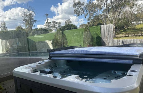 Kenmore House | Spacious 4 bedroom and 4 bathroom entire spacious house