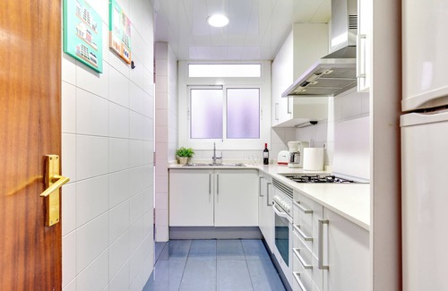 Sants-Badal Apartment | Spacious 4 Bedroom Apartment Fira BCN & Camp Nou