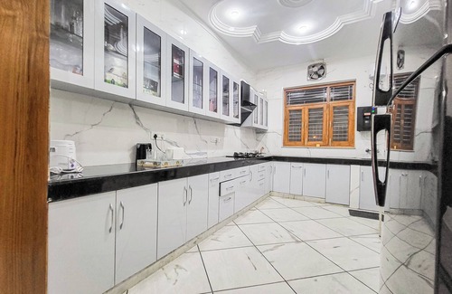 Janakpuri Apartment | Spacious 4-bedroom apartment with WiFi, AC in fantastic New Delhi