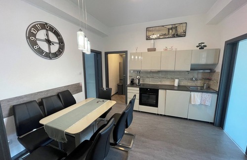Inner City Budapest Apartment | Spacious 4-bedroom apartment with WiFi, AC in the Heart of Budapest
