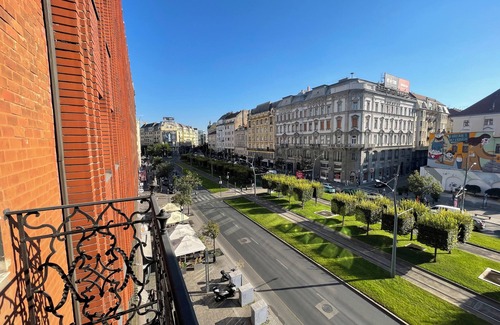 Inner City Budapest Apartment | Spacious 4-bedroom apartment with WiFi, AC in the Heart of Budapest
