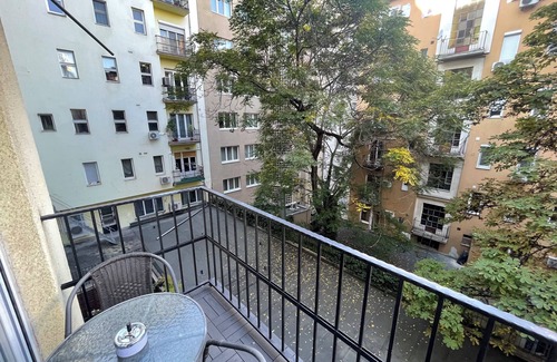 Inner City Budapest Apartment | Spacious 4-bedroom apartment with WiFi, AC in the Heart of Budapest