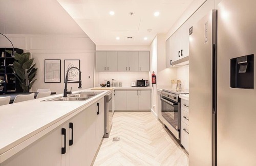 Trade Centre 1 Apartment | Spacious 4-Bedroom Apartment with Full Fountain and Burj Khalifa Views - 10 min