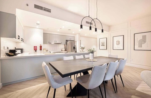 Trade Centre 1 Apartment | Spacious 4-Bedroom Apartment with Full Fountain and Burj Khalifa Views - 10 min