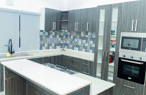 Abuja Apartment | Spacious 4 bedroom Apartment with gym, laundry, internet, and 24Hrs solar power