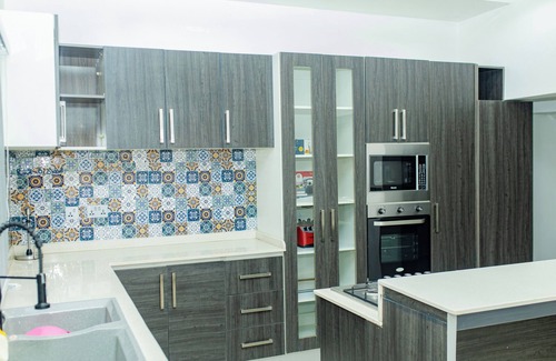 Abuja Apartment | Spacious 4 bedroom Apartment with gym, laundry, internet, and 24Hrs solar power