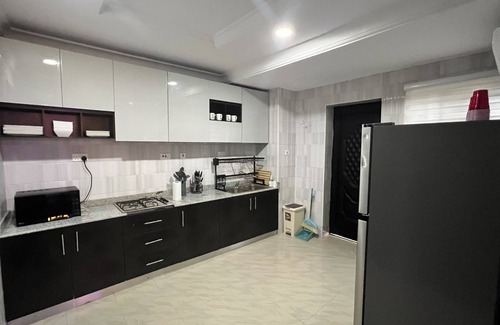 Ikeja Apartment | Spacious 4-bedroom apartment with WiFi, AC in delightful Ikeja