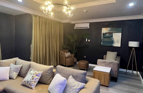 Ikeja Apartment | Spacious 4-bedroom apartment with WiFi, AC in delightful Ikeja