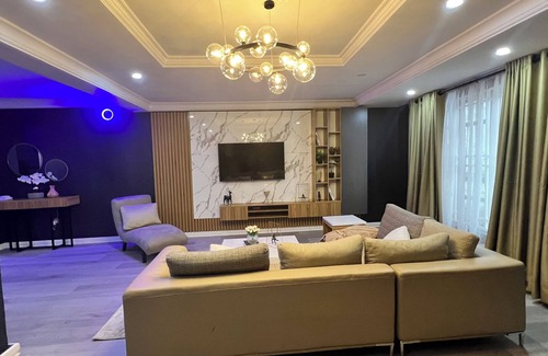 Ikeja Apartment | Spacious 4-bedroom apartment with WiFi, AC in delightful Ikeja