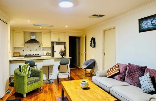 Craigieburn House | Spacious 4-bedroom house with WiFi and AC in tranquil Craigieburn.