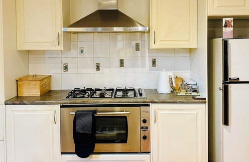 Craigieburn House | Spacious 4-bedroom house with WiFi and AC in tranquil Craigieburn.